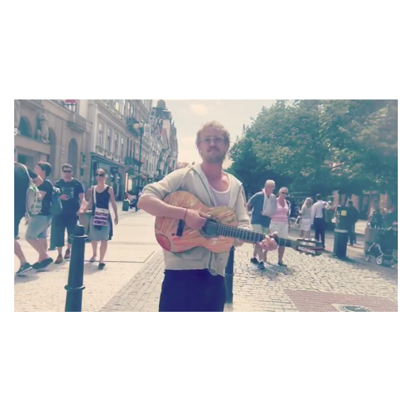 Tom Felton chantant dans les rues de Prague dans l'anonymat le plus total le 13 juin 2017.