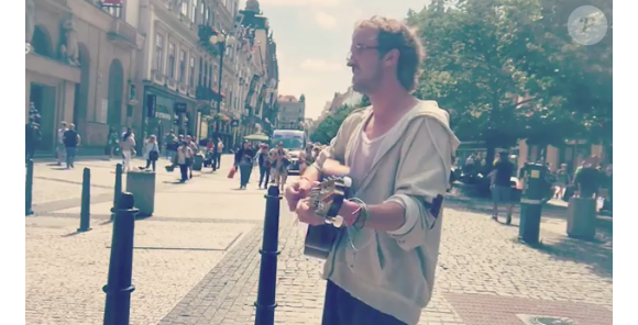Tom Felton chantant dans les rues de Prague dans l'anonymat le plus total le 13 juin 2017.
