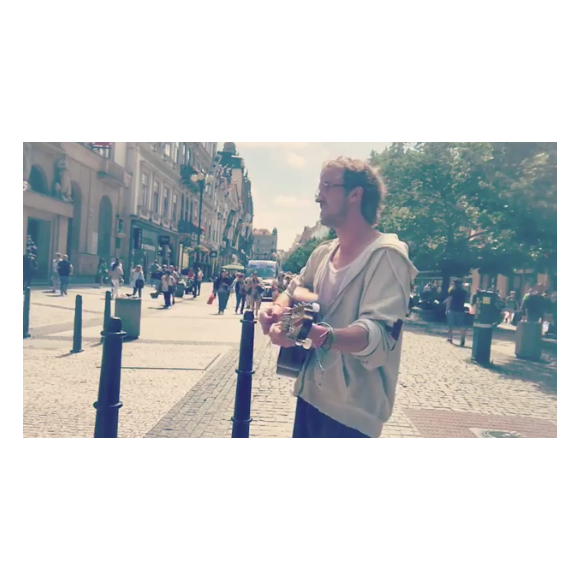 Tom Felton chantant dans les rues de Prague dans l'anonymat le plus total le 13 juin 2017.