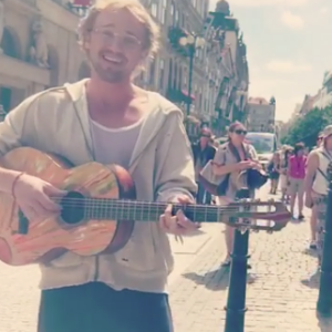 Tom Felton chantant dans les rues de Prague dans l'anonymat le plus total le 13 juin 2017.