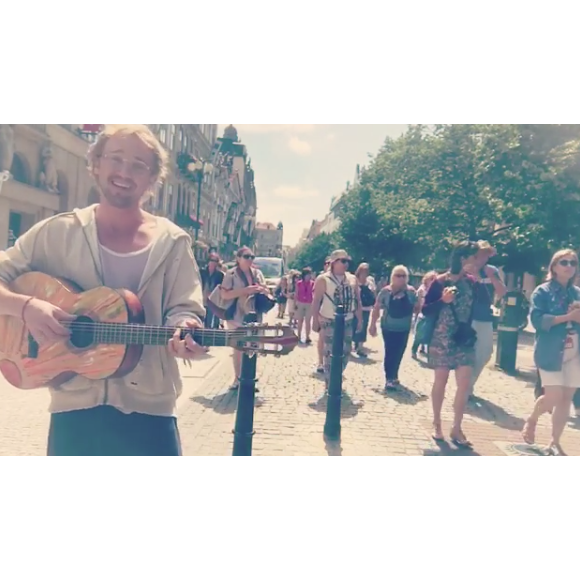 Tom Felton chantant dans les rues de Prague dans l'anonymat le plus total le 13 juin 2017.