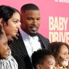 Jamie Foxx avec ses deux filles, Annalise et Corinne - Les célébrités arrivent à la première de 'Baby Driver' à Los Angeles le 14 juin 2017.