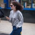 Lorde se balade les cheveux au vent dans les rues de New York, le 13 octobre 2016.