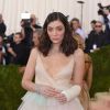 Lorde - Soirée Costume Institute Benefit Gala 2016 (Met Ball) sur le thème de "Manus x Machina" au Metropolitan Museum of Art à New York, le 2 mai 2016.