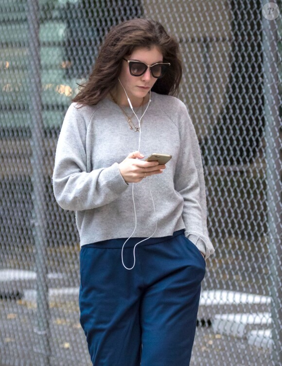 Lorde se balade les cheveux au vent dans les rues de New York, le 13 octobre 2016.