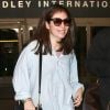 Exclusif - Lorde arrive avec son père Vic à l'aéroport de LAX à Los Angeles, le 2 décembre 2015.