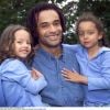 Yannick Noah et ses filles Jenaye (2 ans) et Elijah (4 ans) en Suède. Juillet 2000.
