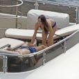 Le footballeur espagnol Sergio Ramos et sa compagne Pilar Rubio se relaxent sur un yacht à Ibiza le 29 mai 2017.