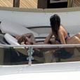 Le footballeur espagnol Sergio Ramos et sa compagne Pilar Rubio se relaxent sur un yacht à Ibiza le 29 mai 2017.