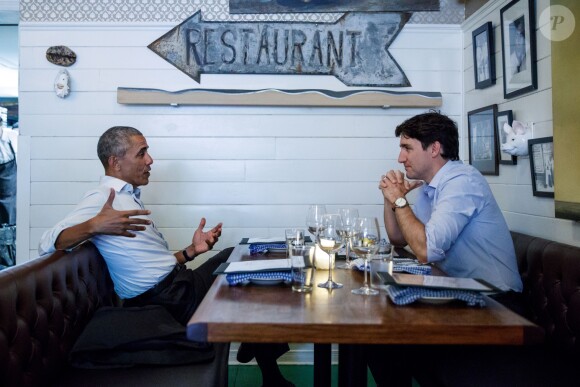 L'ex-président des États-Unis Barack Obama et le premier ministre du Canada Justin Trudeau dînent ensemble au Liverpool House à Montréal, le 7 juin 2017.
