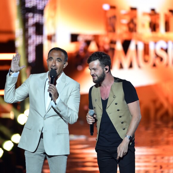 Exclusif - Nikos Aliagas et Claudio Capéo lors de l'émission "La chanson de l'année fête la musique" dans les arènes de Nîmes, diffusée en direct sur TF1 le 17 juin 2017. © Bruno Bebert/Bestimage