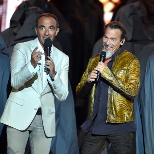Exclusif - Nikos Aliagas et Florent Pagny ensemble pendant l'émission "La chanson de l'année fête la musique" dans les arènes de Nîmes, diffusée en direct sur TF1 le 17 juin 2017. © Bruno Bebert/Bestimage