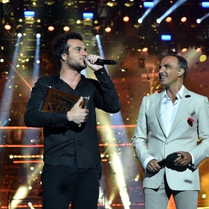 Exclusif - Prix spécial - Amir Haddad et Nikos Aliagas pendant l'émission "La chanson de l'année fête la musique" dans les arènes de Nîmes, diffusée en direct sur TF1 le 17 juin 2017. Pour la treizième édition de La Chanson de L'année, c'est l'artiste Amir avec son titre "On dirait" qui a été plébiscité par les votes du public. © Bruno Bebert/Bestimage