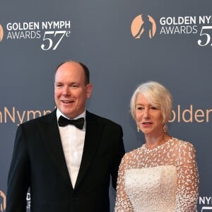 Le prince Albert II de Monaco et Helen Mirren - Clôture du 57ème Festival de télévision de Monte-Carlo au Grimaldi Forum à Monaco, le 20 juin 2017. © Bruno Bebert/Bestimage