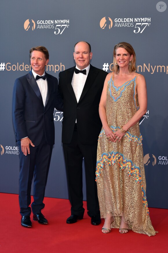 Le prince Albert II de Monaco entre Bradley Bell et sa femme Collenn Bell - Clôture du 57ème Festival de télévision de Monte-Carlo au Grimaldi Forum à Monaco, le 20 juin 2017. © Bruno Bebert/Bestimage