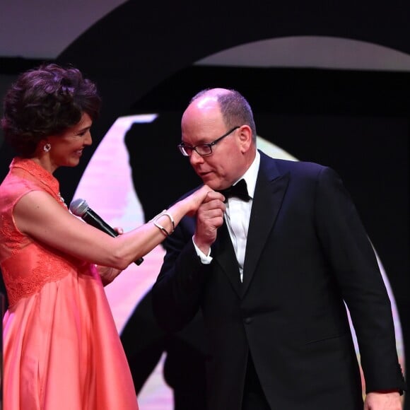 Le prince Albert II de Monaco et la maitresse de cérémonie Linda Hardy - Clôture du 57ème Festival de télévision de Monte-Carlo au Grimaldi Forum à Monaco, le 20 juin 2017. © Bruno Bebert/Bestimage