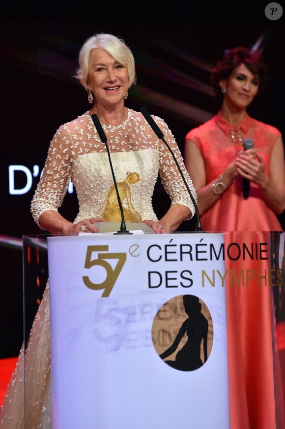 Helen Mirren, a reçu une Nymphe de cristal pour récompenser l'ensemble de sa carrière, avec Linda Hardy - Clôture du 57ème Festival de télévision de Monte-Carlo au Grimaldi Forum à Monaco, le 20 juin 2017. © Bruno Bebert/Bestimage