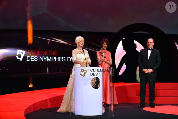 Helen Mirren, a reçu une Nymphe de cristal pour récompenser l'ensemble de sa carrière, avec Linda Hardy et le prince Albert II de Monaco - Clôture du 57ème Festival de télévision de Monte-Carlo au Grimaldi Forum à Monaco, le 20 juin 2017. © Bruno Bebert/Bestimage