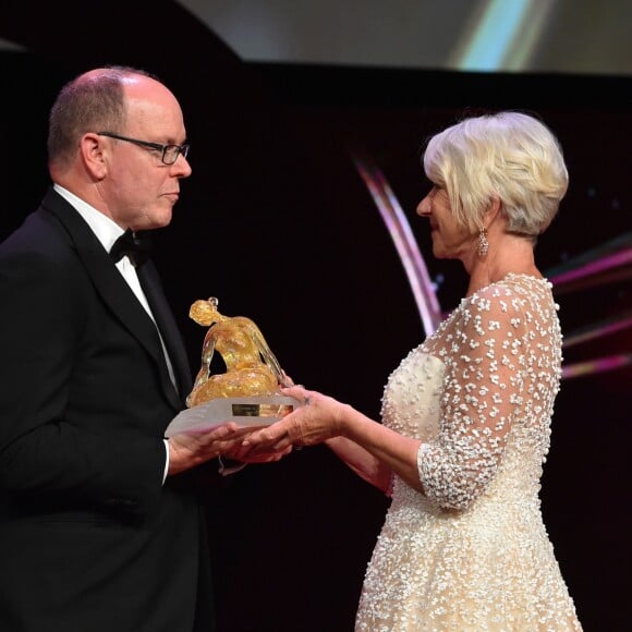 Helen Mirren a reçu par le prince Albert II de Monaco, une Nymphe de cristal pour récompenser l'ensemble de sa carrière - Clôture du 57ème Festival de télévision de Monte-Carlo au Grimaldi Forum à Monaco, le 20 juin 2017. © Bruno Bebert/Bestimage