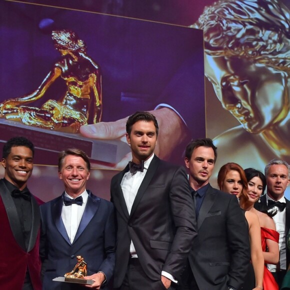 Bradley Bell pose avec les acteurs, d'Amour, Gloire et Beauté, la série qui a reçu la Nymphe d'Or dans la catégorie: meilleure Telenovelas / soap Opera - Clôture du 57ème Festival de télévision de Monte-Carlo au Grimaldi Forum à Monaco, le 20 juin 2017. © Bruno Bebert/Bestimage