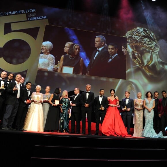 Le prince Albert II de Monaco pose avec l'ensemble des récompensés - Clôture du 57ème Festival de télévision de Monte-Carlo au Grimaldi Forum à Monaco, le 20 juin 2017. © Bruno Bebert/Bestimage