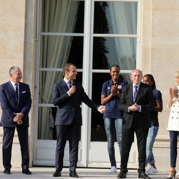 Le président de la République Emmanuel Macron et sa femme Brigitte Macron (Trogneux) reçoivent l'équipe de football féminine de l'Olympique lyonnais (qui a remporté la ligue des Champions) au Palais de l'Elysée à Paris, le 20 juin 2017. © Dominique Jacovides/Bestimage