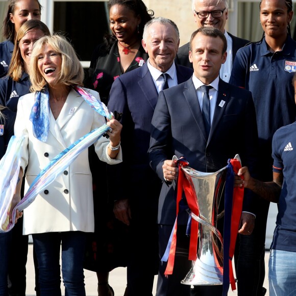 Le président de la République Emmanuel Macron et sa femme Brigitte Macron (Trogneux) reçoivent l'équipe de football féminine de l'Olympique lyonnais (qui a remporté la ligue des Champions) au Palais de l'Elysée à Paris, le 20 juin 2017. © Dominique Jacovides/Bestimage