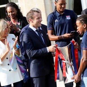 Le président de la République Emmanuel Macron et sa femme Brigitte Macron (Trogneux) reçoivent l'équipe de football féminine de l'Olympique lyonnais (qui a remporté la ligue des Champions) au Palais de l'Elysée à Paris, le 20 juin 2017. © Dominique Jacovides/Bestimage