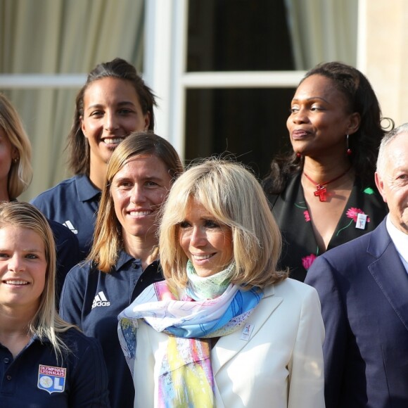 Le président de la République Emmanuel Macron et sa femme Brigitte Macron (Trogneux) reçoivent l'équipe de football féminine de l'Olympique lyonnais (qui a remporté la ligue des Champions) au Palais de l'Elysée à Paris, le 20 juin 2017. © Dominique Jacovides/Bestimage