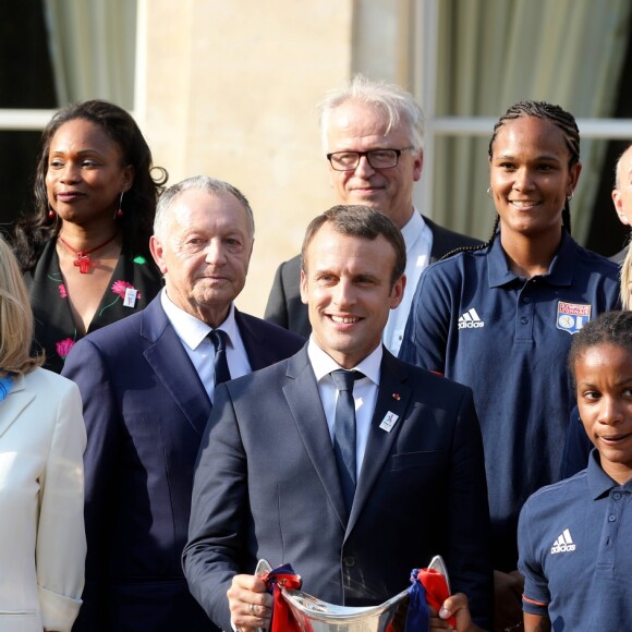Le président de la République Emmanuel Macron et sa femme Brigitte Macron (Trogneux) reçoivent l'équipe de football féminine de l'Olympique lyonnais (qui a remporté la ligue des Champions) au Palais de l'Elysée à Paris, le 20 juin 2017. © Dominique Jacovides/Bestimage