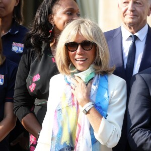 Le président de la République Emmanuel Macron et sa femme Brigitte Macron (Trogneux) reçoivent l'équipe de football féminine de l'Olympique lyonnais (qui a remporté la ligue des Champions) au Palais de l'Elysée à Paris, le 20 juin 2017. © Dominique Jacovides/Bestimage