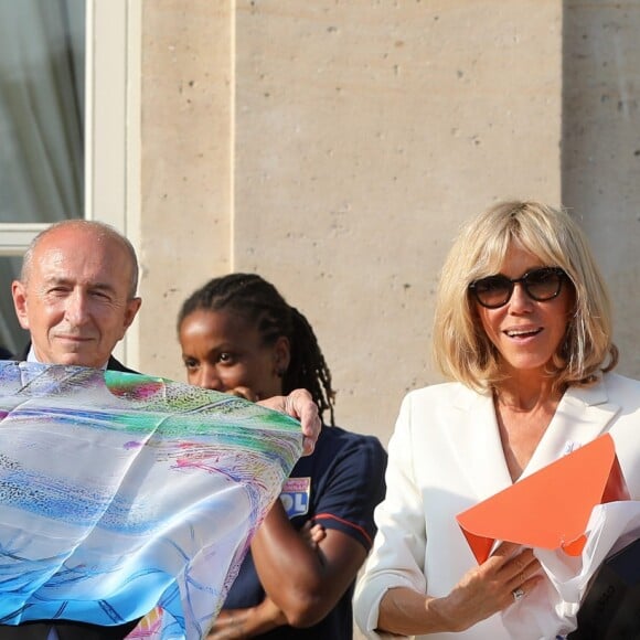 Le président de la République Emmanuel Macron et sa femme Brigitte Macron (Trogneux) reçoivent l'équipe de football féminine de l'Olympique lyonnais (qui a remporté la ligue des Champions) au Palais de l'Elysée à Paris, le 20 juin 2017. © Dominique Jacovides/Bestimage