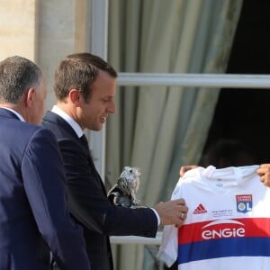 Le président de la République Emmanuel Macron et sa femme Brigitte Macron (Trogneux) reçoivent l'équipe de football féminine de l'Olympique lyonnais (qui a remporté la ligue des Champions) au Palais de l'Elysée à Paris, le 20 juin 2017. © Dominique Jacovides/Bestimage