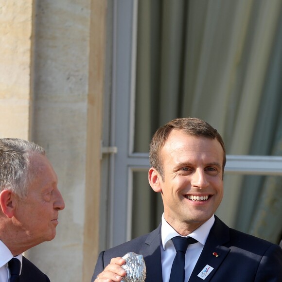 Le président de la République Emmanuel Macron et sa femme Brigitte Macron (Trogneux) reçoivent l'équipe de football féminine de l'Olympique lyonnais (qui a remporté la ligue des Champions) au Palais de l'Elysée à Paris, le 20 juin 2017. © Dominique Jacovides/Bestimage
