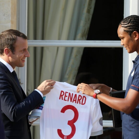 Le président de la République Emmanuel Macron et sa femme Brigitte Macron (Trogneux) reçoivent l'équipe de football féminine de l'Olympique lyonnais (qui a remporté la ligue des Champions) au Palais de l'Elysée à Paris, le 20 juin 2017. © Dominique Jacovides/Bestimage