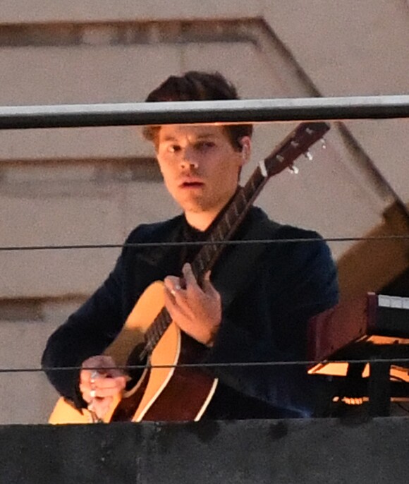 Harry Styles à la guitare pendant l'enregistrement d'une séquence du "James Cordong Late Show" à Londres, le 8 juin 2017.