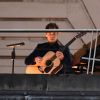 Harry Styles à la guitare pendant l'enregistrement d'une séquence du "James Cordong Late Show" à Londres, le 8 juin 2017.