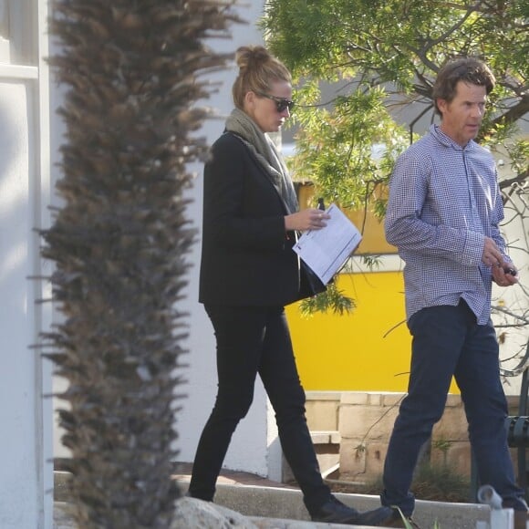 Julia Roberts, souriante et détendue, avec son mari Daniel Moder quittent les urgences d'un centre médical de Malibu le 13 mai 2017.