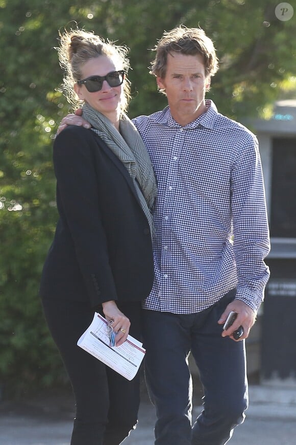 Julia Roberts, souriante et détendue, avec son mari Daniel Moder quittent les urgences d'un centre médical de Malibu le 13 mai 2017.