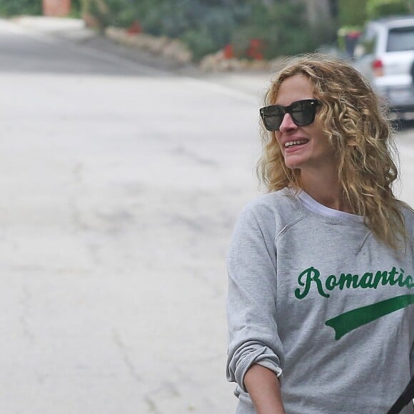 Julia Roberts, qui affiche son magnifique sourire et qui a été élue "Plus belle femme de l'année", se promène avec son chien dans les rues de Malibu. Le 4 mai 2017