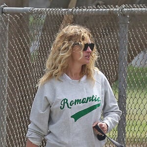 Julia Roberts, qui affiche son magnifique sourire et qui a été élue "Plus belle femme de l'année", se promène avec son chien dans les rues de Malibu. Le 4 mai 2017