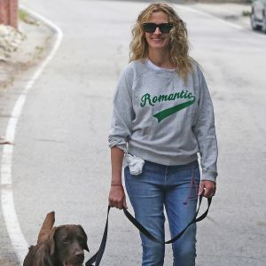 Julia Roberts, qui affiche son magnifique sourire et qui a été élue "Plus belle femme de l'année", se promène avec son chien dans les rues de Malibu. Le 4 mai 2017