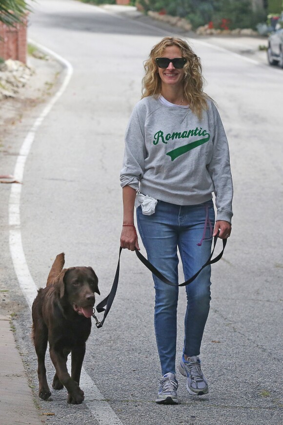 Julia Roberts, qui affiche son magnifique sourire et qui a été élue "Plus belle femme de l'année", se promène avec son chien dans les rues de Malibu. Le 4 mai 2017