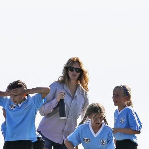 Julia Roberts vient à la rescousse de sa fille Hazel qui s'est blessée lors d'un match de football, c'est l'entraineur qui la ramène à sa mère pour la consoler, elle reprendra le match par la suite, à Malibu le 22 octobre 2016