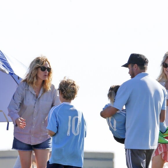 Julia Roberts vient à la rescousse de sa fille Hazel qui s'est blessée lors d'un match de football, c'est l'entraineur qui la ramène à sa mère pour la consoler, elle reprendra le match par la suite, à Malibu le 22 octobre 2016