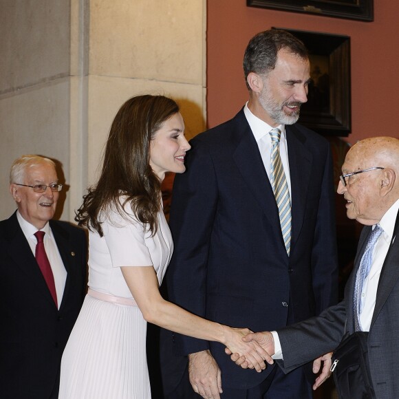 La reine Letizia d'Espagne (robe Hugo Boss, ceinture Uterque, boucles d'oreilles Coolook) accompagnait son époux le roi Felipe VI lors de l'assemblée plénière de l'Académie royale espagnole le 22 juin 2017 à Madrid.