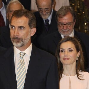 La reine Letizia d'Espagne (robe Hugo Boss, ceinture Uterque, boucles d'oreilles Coolook) accompagnait son époux le roi Felipe VI lors de l'assemblée plénière de l'Académie royale espagnole le 22 juin 2017 à Madrid.