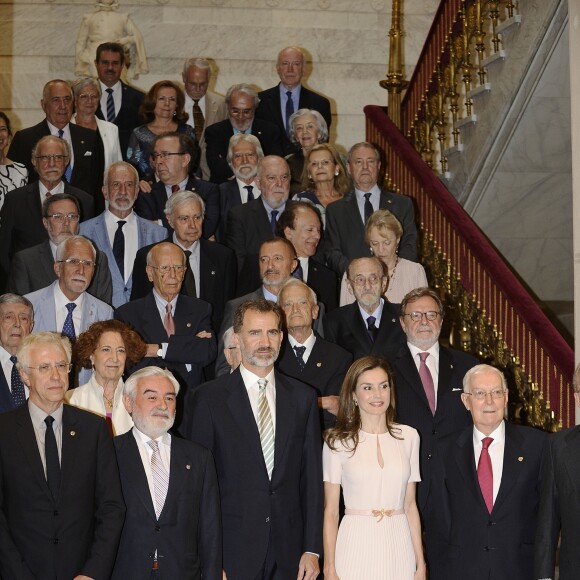 La reine Letizia d'Espagne (robe Hugo Boss, ceinture Uterque, boucles d'oreilles Coolook) accompagnait son époux le roi Felipe VI lors de l'assemblée plénière de l'Académie royale espagnole le 22 juin 2017 à Madrid.
