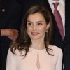 La reine Letizia d'Espagne (robe Hugo Boss, ceinture Uterque, boucles d'oreilles Coolook) accompagnait son époux le roi Felipe VI lors de l'assemblée plénière de l'Académie royale espagnole le 22 juin 2017 à Madrid.