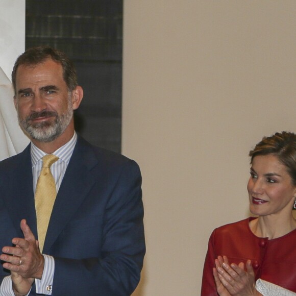 Le roi Felipe VI et la reine Letizia d'Espagne lors de l'inauguration du "Botin Center" à Santander le 23 juin 2017